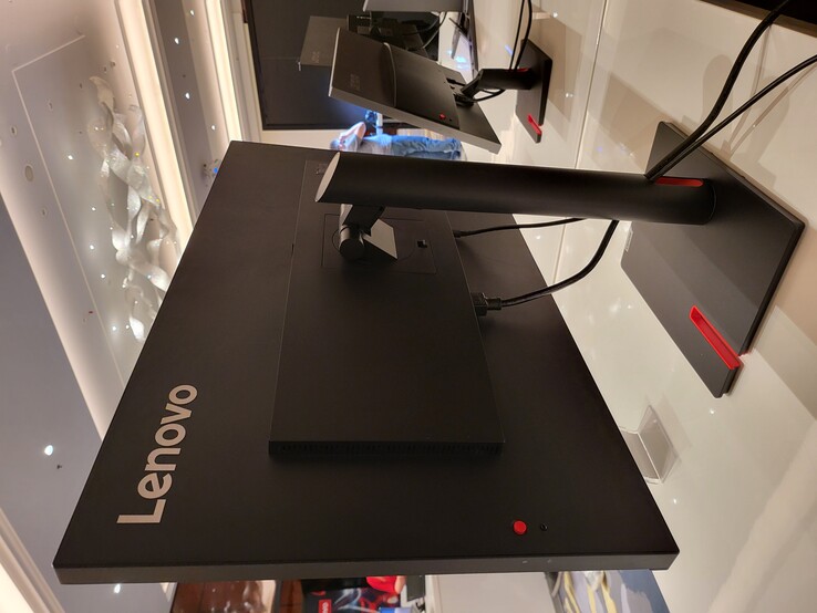 O novo desenho do monitor empresarial da Lenovo (com o T32p-30 como referência)...