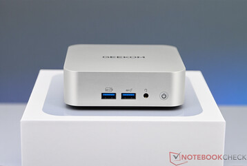 Geekom A8 - Portas do painel frontal