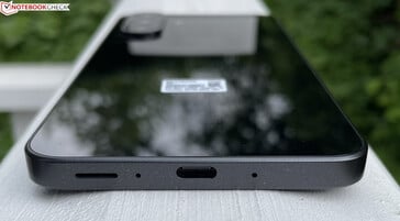 Parte inferior: alto-falante, microfones, USB-C 2.0 (fonte da imagem: Manuel Masiero)