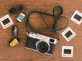 O novo recurso do desenvolvedor para câmeras Fujfilm será incorporado ao aplicativo Fujistyle existente. Na foto, a câmera Fujfilm X100V ao lado de vários rolos de filme. (Fonte da imagem: Fuji X Weekly)