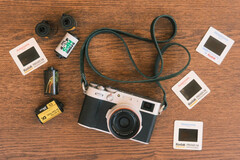O novo recurso do desenvolvedor para câmeras Fujfilm será incorporado ao aplicativo Fujistyle existente. Na foto, a câmera Fujfilm X100V ao lado de vários rolos de filme. (Fonte da imagem: Fuji X Weekly)