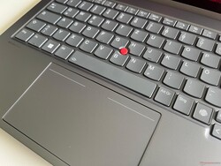 O touchpad háptico opcional não apresenta nenhum botão TrackPoint dedicado.