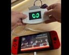 Um modder que usa o cabo de conexão do Nintendo Game Boy Advance para usar o GBA como um controle para o Nintendo Switch