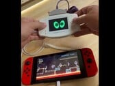 Um modder que usa o cabo de conexão do Nintendo Game Boy Advance para usar o GBA como um controle para o Nintendo Switch