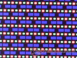 Faixa de subpixels OLED crocante com problemas mínimos de granulosidade