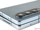 Os rumores apontam que o Galaxy Z Fold5 é mais pesado e volumoso do que seu predecessor, fotografado. (Fonte da imagem: NotebookCheck)