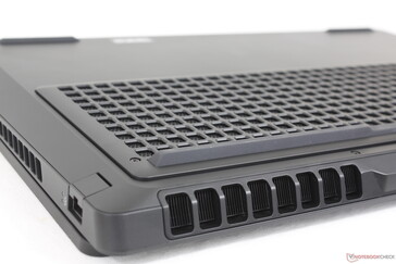 Muitas grades de ventilação na parte traseira, nas laterais e no painel inferior