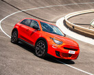 A Fiat lançou seu SUV compacto elétrico 600e de inspiração retrô em um esquema de cores vermelho em parceria com a (RED) para ajudar a combater o HIV/AIDS. (Fonte da imagem: Fiat)