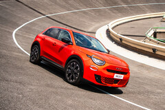 A Fiat lançou seu SUV compacto elétrico 600e de inspiração retrô em um esquema de cores vermelho em parceria com a (RED) para ajudar a combater o HIV/AIDS. (Fonte da imagem: Fiat)