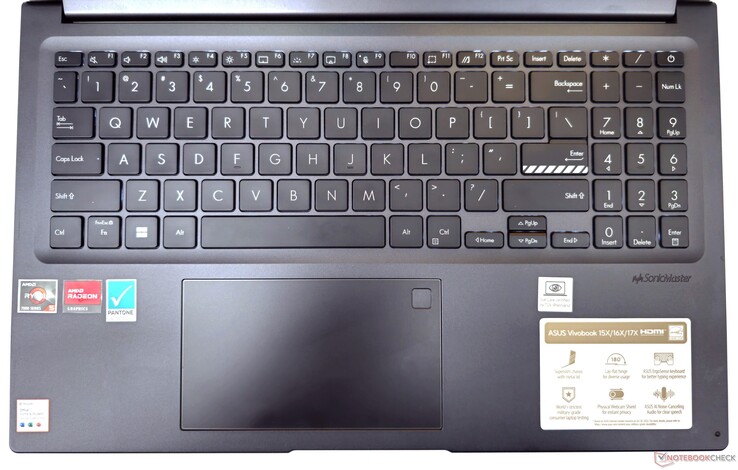 O VivoBook 15X oferece uma experiência decente de digitação e navegação