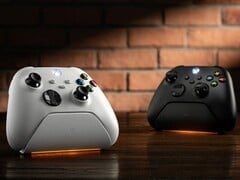 A base de carregamento 8BitDo Ultimate para comandos Xbox em branco e preto.