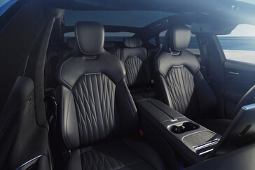 Xiaomi SU7 (2026) na nova cor Capri Blue: o sedã esportivo elétrico está recebendo mais do que apenas um pequeno facelift. (Fonte da imagem: Xiaomi)