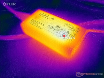 O adaptador AC pode chegar a 40 C quando a carga é muito exigente por mais de uma hora