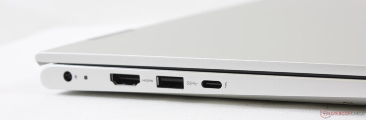 Esquerda: adaptador AC, HDMI 2.0, USB-A 3.2 Gen. 1, USB-C c/ Thunderbolt 4 + Power Delivery e DisplayPort