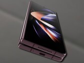 A costura da tela foi claramente visível no Samsung Galaxy Z Fold4. (Fonte da imagem: Samsung/Notebookcheck - editado)