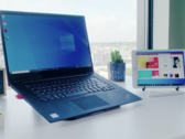 Um laptop Windows emparelhado sem fio com o adaptador Luna Display para um iPad. (Imagem: Luna Display)