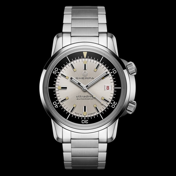 O relógio Sherpa Ultradive Tuxedo apresenta um mostrador em prata galvanizada (Fonte da imagem: Sherpa)