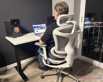 No geral, a Sihoo Doro C300 permite que o senhor se sente confortavelmente no trabalho