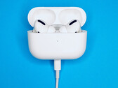 O AirPods Pro personalizado será encomendado antes de Apple remover Lightning em favor do USB Type-C. (Fonte da imagem: John Smit)
