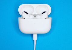 O AirPods Pro personalizado será encomendado antes de Apple remover Lightning em favor do USB Type-C. (Fonte da imagem: John Smit)