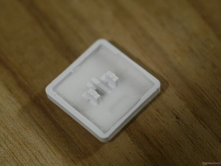 A parte inferior das teclas Choc V1 faz barulho quando bate nos alojamentos superiores dos interruptores.