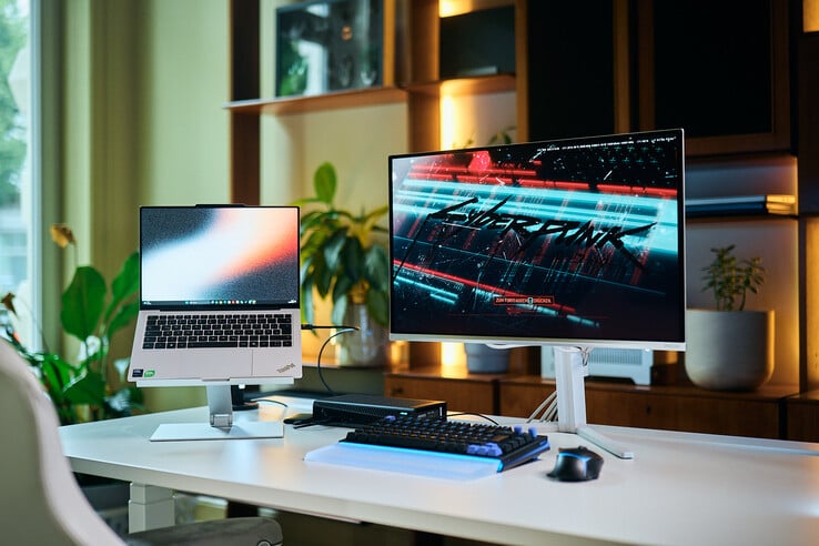 Configuração completa da estação de trabalho com um laptop ThinkPad X9 14 em um suporte, uma eGPU Aorus RTX 5060 Ti AI Box e um monitor externo exibindo o jogo Cyberpunk 2077.