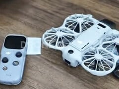 O DJI Neo 3 ao lado do seu controle remoto RC Mini, da direita para a esquerda.