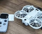 O DJI Neo 3 ao lado do seu controle remoto RC Mini, da direita para a esquerda.