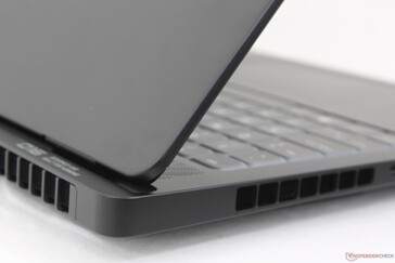 As impressões digitais se acumulam rapidamente na superfície escura, mas são fáceis de limpar