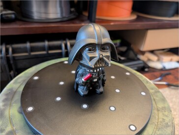 Figura de Darth Vader em uma plataforma giratória com marcadores