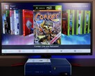  Um Xbox 360 azul modificado executando um painel de controle homebrew personalizado em um monitor, exibindo o jogo "Conker: Live and Reloaded" ao lado de outros títulos do Xbox e de emuladores. (Fonte da imagem: Modern Vintage Gamer no YouTube)