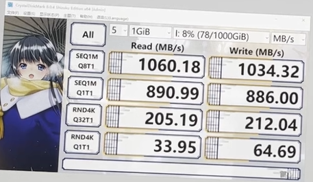 O CrystalDiskMark 8 resulta do vídeo ao vivo da Dockcase. As pontuações indicam que o gabinete suporta totalmente velocidades USB 3.2 Gen 2. (Imagem via Dockcase)