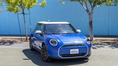 exterior do Mini Cooper Electric 2024 (Fonte: CAR Magazine)