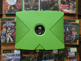 Um Xbox de cor verde com 10 títulos retro do Xbox na foto
