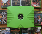 Um Xbox de cor verde com 10 títulos retro do Xbox na foto