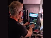 John Carmack jogando a versão do Doom para Evercade