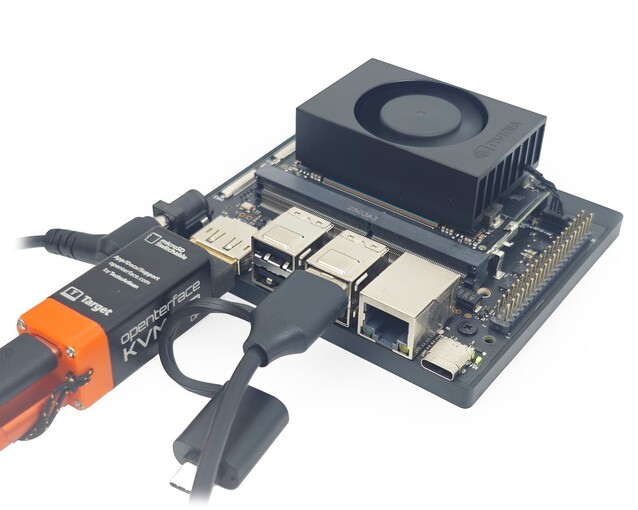 Todo o hardware se encaixa no conector do monitor, reduzindo a confusão de cabos. (Fonte da imagem: Openterface via Crowdsupply)