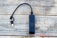 O cabo combinado USB-C/Type-A incluído também é bem feito.