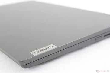 O logotipo impresso da Lenovo no canto direito acrescenta um senso de profissionalismo muito semelhante ao da série ThinkBook