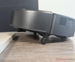 O aspirador de pó robô se levanta diante de obstáculos