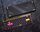 O novo Asus ROG Falchion Ace HFX ZywOo Edition apresenta um design renovado com detalhes em amarelo e rosa. (Fonte da imagem: Asus)