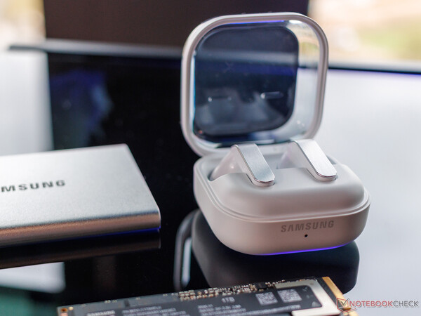 O Galaxy Buds 4 trocou as hastes angulares do Galaxy Buds 3 por hastes planas.