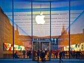 Vista externa da Apple Store com o logotipo e os clientes dentro (Fonte da imagem: Pixabay)