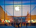 Vista externa da Apple Store com o logotipo e os clientes dentro (Fonte da imagem: Pixabay)