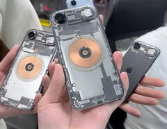 O iPhone Air modificado de Linzin possui um slot SIM físico e uma parte traseira transparente.