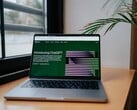 Laptop sobre uma mesa junto a uma janela, com o site do OpenAI ChatGPT aberto na tela