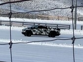 A Tesla está atualmente testando e ajustando o desempenho do Cybertruck no inverno antes da data de lançamento prevista para agosto. (Fonte da imagem: @CybertruckNZ no Twitter)
