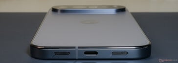 Parte inferior: Alto-falante, USB 3.2 Type-C, microfone