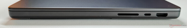 À direita: Leitor de cartão SD, USB-C 4.0 com Thunderbolt 4 (40 Gbit/s, modo DisplayPort ALT, Power Delivery), saída HDMI