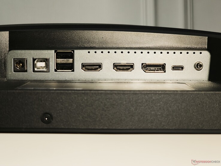 Da esquerda para a direita: Entrada CC, USB Tipo B upstream, 2x USB Tipo A, 2x saída HDMI 2.1, 1x saída DisplayPort 1.4a, USB Tipo C (com modo DisplayPort Alt e fornecimento de energia de 65 W), saída de fone de ouvido